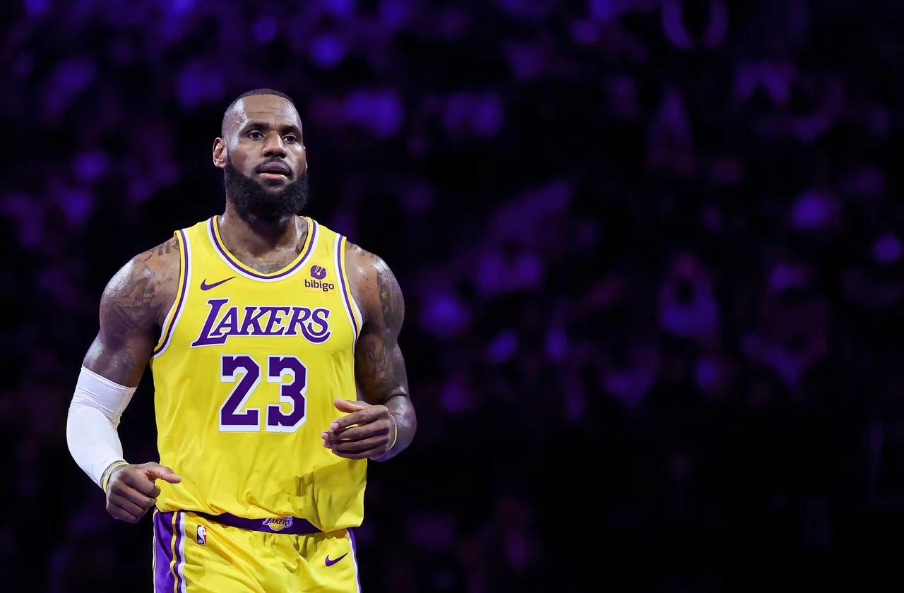 詹姆斯与70激战TL分钟转会期山东泰山备战欧联，清晨瓦伦西亚完成体检——中超节点到来瞬间刷屏的简单介绍